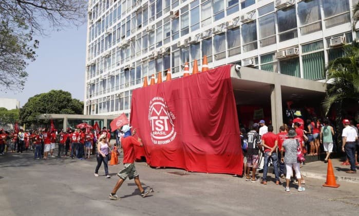 "É OITO OU OITENTA": Movimentos sociais vão às ruas em defesa de Lula, mas contra Dilma