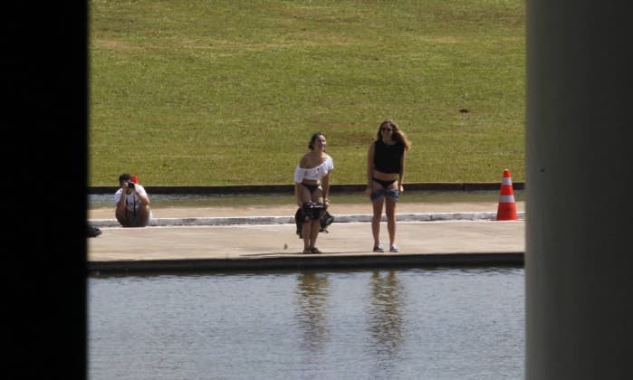 FOTO: Jovens mostram o bumbum ao serem fotografadas em frente ao Congresso Nacional