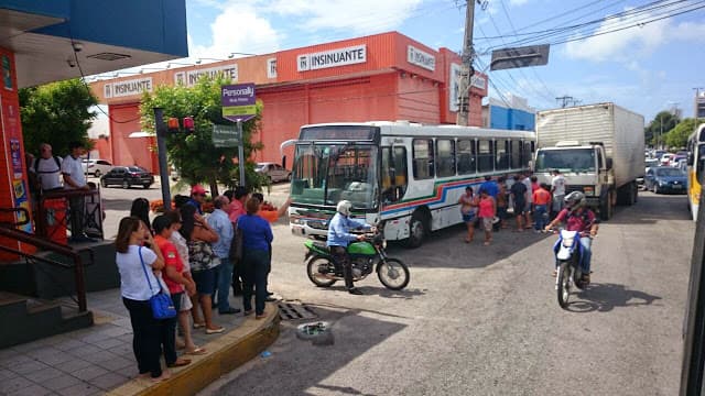 FOTOS: Colisão entre caminhão e ônibus é registrada na manhã desta terça na Av. Eng. Roberto Freire