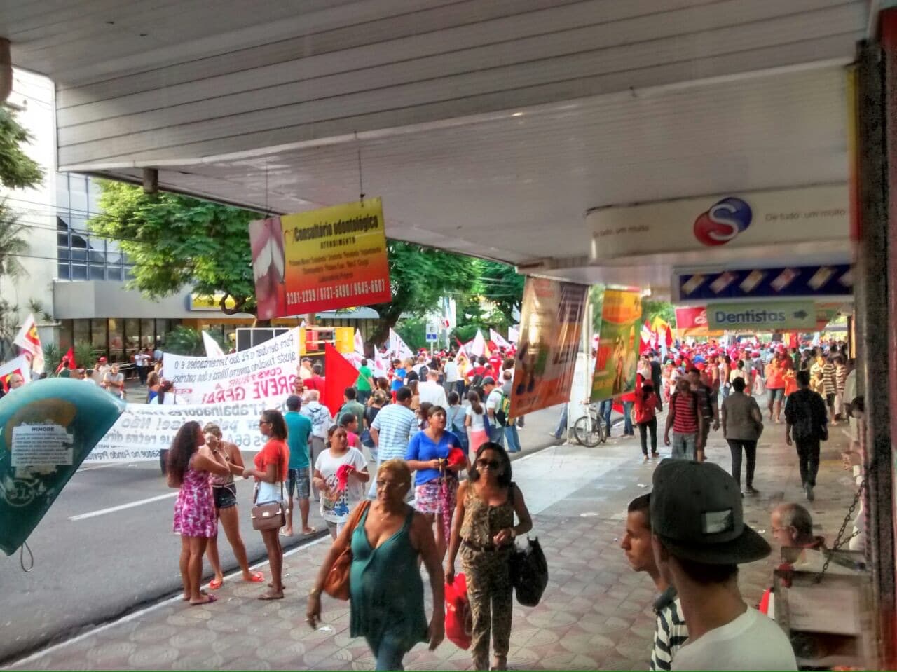 FOTOS: Sindicalistas protestam no Centro de Natal e bloqueiam Rio Branco