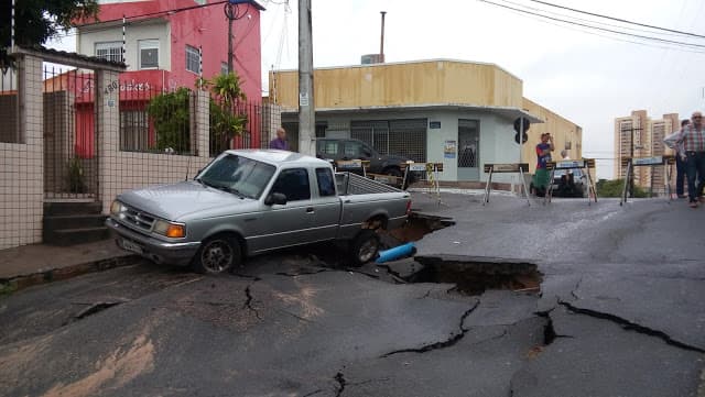 FOTOS: Caminhonete caiu em cratera aberta pelas águas da chuva nas Rocas