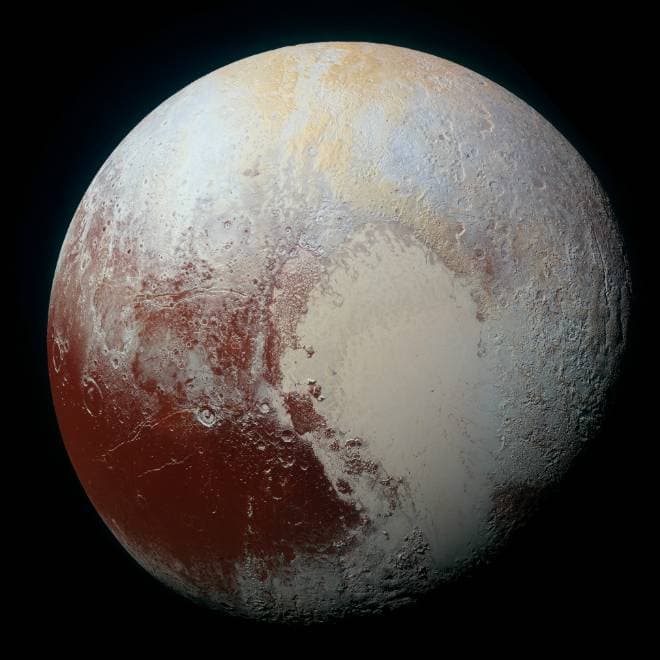 Plutão tem água congelada e céu azul semelhante ao da Terra, diz NASA