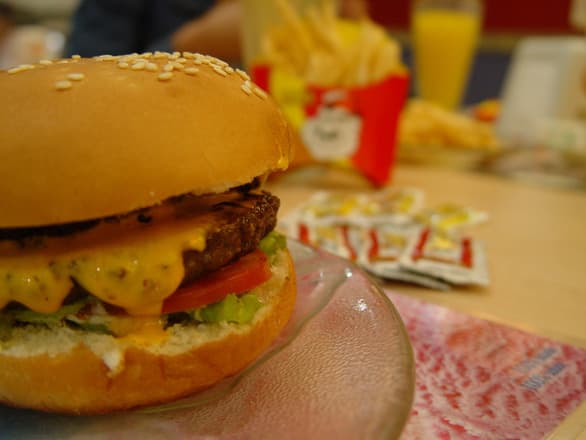 Especialista afirma que vontade compulsiva de comer ‘porcarias' é falta de sexo