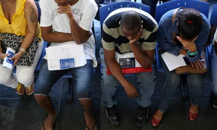 Quase metade dos brasileiros faz bicos ou tem segundo emprego para enfrentar a crise