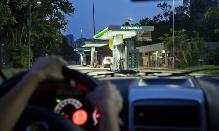 Litro de gasolina já vale mais que uma ação da Petrobras
