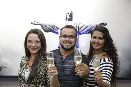 FOTOS: Homem se casa com duas mulheres de papel passado, e no BRASIL