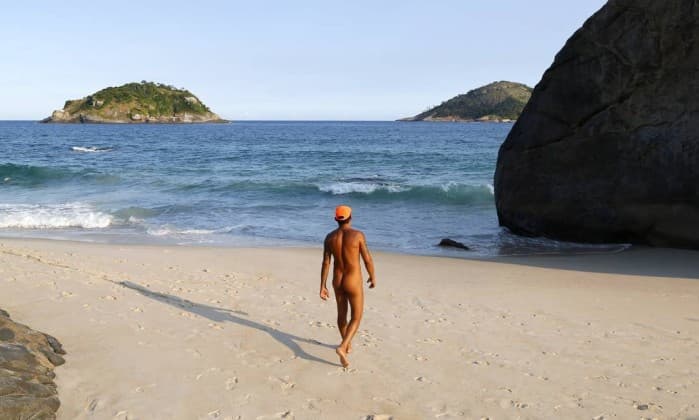 Festas com sexo explícito são marcadas em praia naturista do Rio; frequentadores dizem que falta de infraestrutura estimula prática de orgias