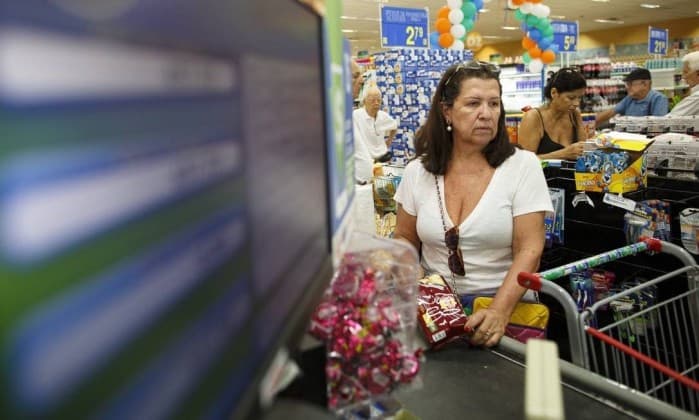 Para lidar com a inflação, brasileiros mudam hábitos em casa e no mercado