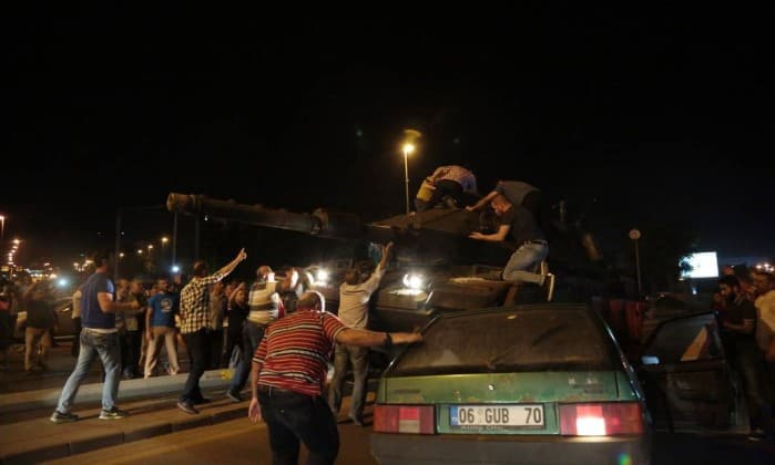 Tentativa de golpe militar deixa mais de 100 mortos na Turquia