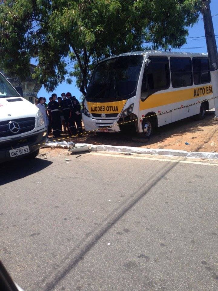FOTOS: Micro-ônibus de autoescola atropela e mata pedestre  na avenida Dr. João Medeiros Filho
