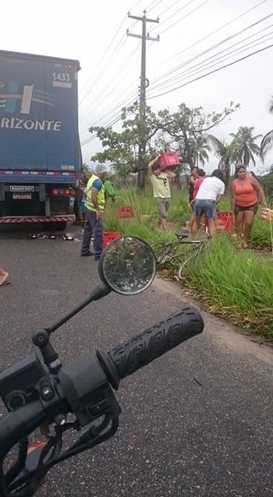 FOTOS: Carga de cerveja tombou na alça do viaduto Parnamirim na manhã desta terça