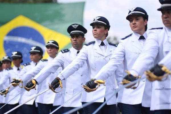 Aeronáutica abre 50 vagas para nível superior com salários de até R$ 8,8 mil
