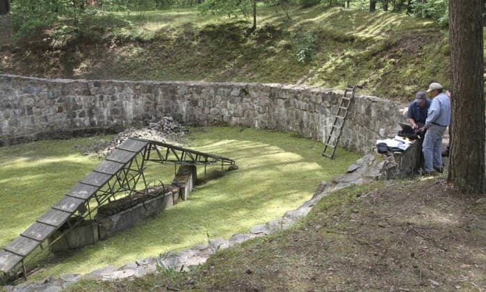 FOTOS: Túnel cavado com colheres por judeus na 2ª Guerra é descoberto em bosque