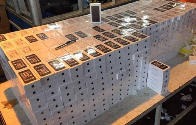 FOTOS: Polícia apreende mais de 1.200 iPhones escondidos dentro de um caminhão