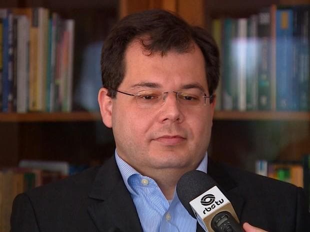 "Não tenho como não pensar que não mandaram matar meu pai", escreve filho de Teori em rede social