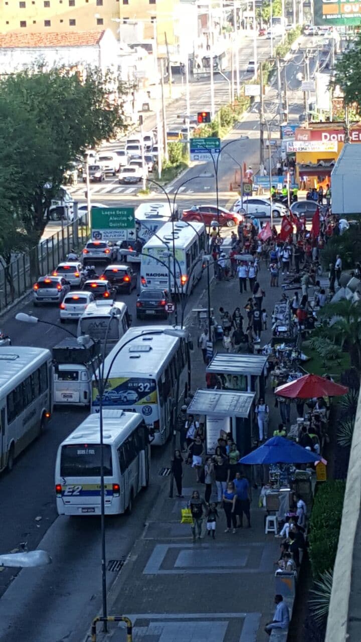 FOTO: Manifestantes realizam protesto contra a política nacional nas proximidades do Midway