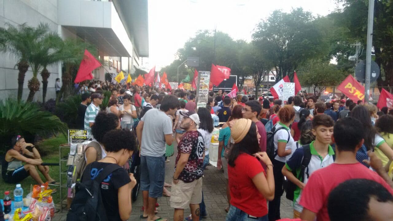 FOTOS: Manifestação nas imediações do Midway contra o cenário político nacional e o presidente Temer