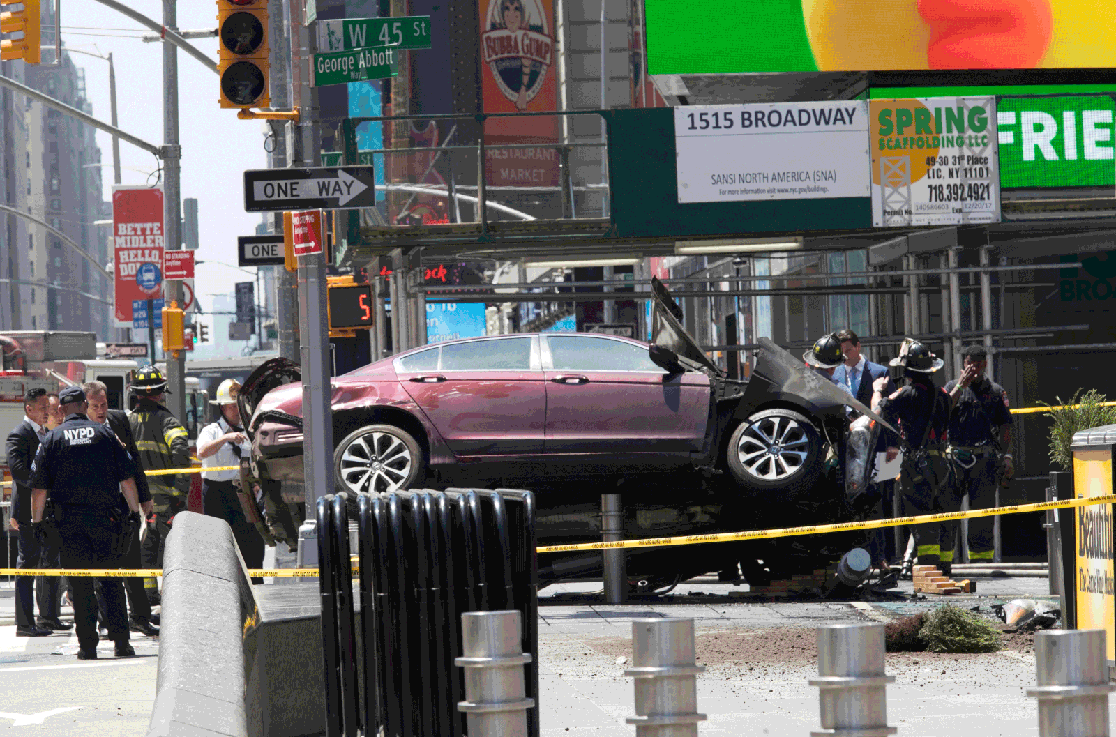 MUNDO VIRADO - (FOTO): Carro em alta velocidade atinge pedestres na Times Square e deixa um morto
