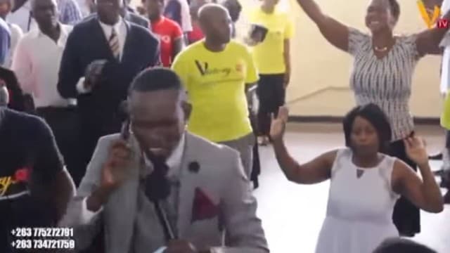 (VÍDEO) - Pastor ‘conversa' com Deus pelo celular durante culto e viraliza: ‘Ele está online'