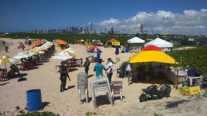 Barraca irregular e entulhos são removidos das praias de Areia Preta e Forte