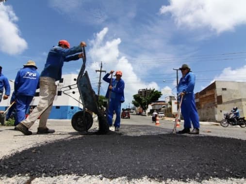 Marginal da BR 101 recebe aplicação de asfalto nesta quinta-feira