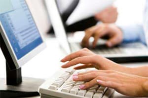 Atendente que enviou e-mail com fotos de nudez tem justa causa revertida