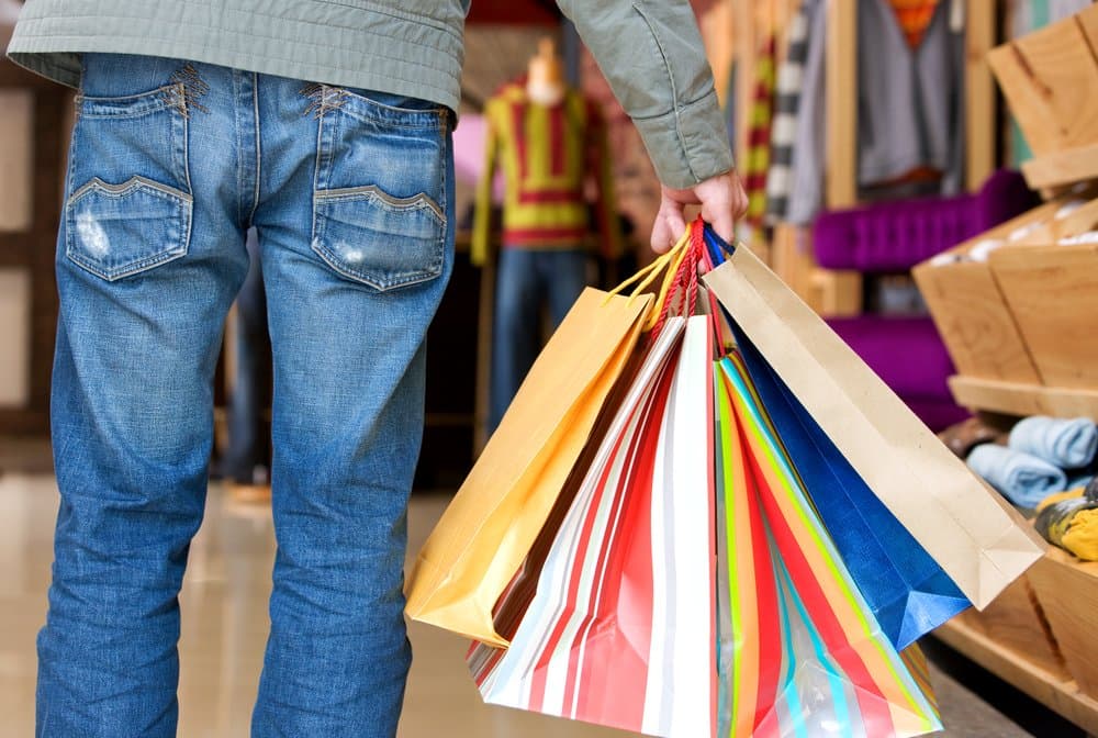 Quatro em cada dez brasileiros compram por impulso