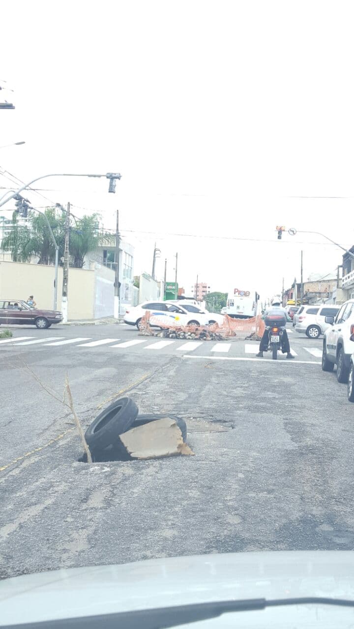 FOTOS: Buracos em trecho da Nascimento de Castro com Rua dos Potiguares atormentam motoristas