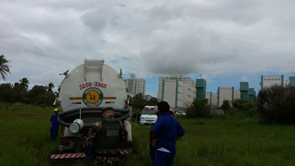 FOTOS: Após denúncias, Polícia ambiental evita despejo de dejetos de caminhão de empresa imunizadora no Rio Pitimbu
