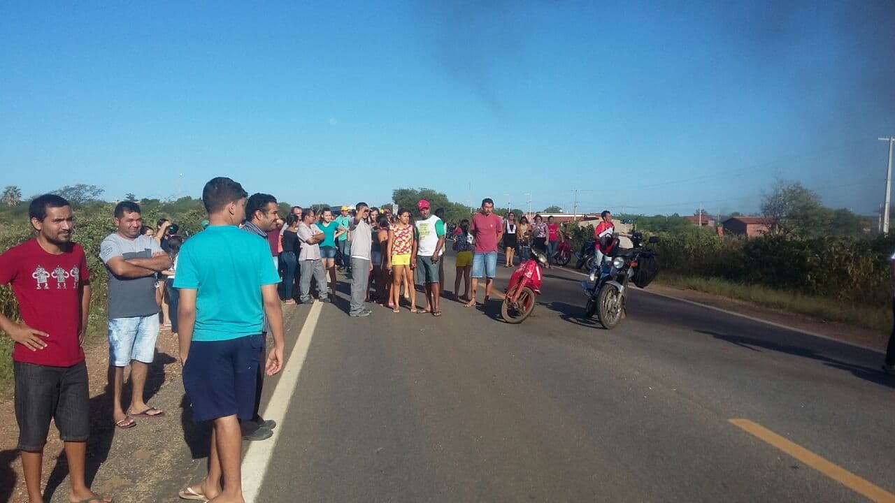 FOTOS E VÍDEO: Moradores fecham trecho da BR no RN por falta de segurança em comunidades; arrastão em escola foi o "estopim"