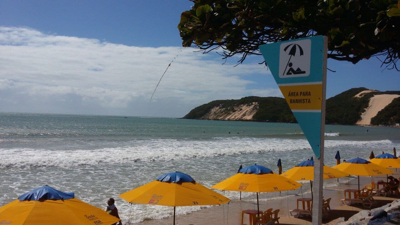 FOTOS: Banhistas reclamam de grande quantidade de barracas na praia de Ponta Negra