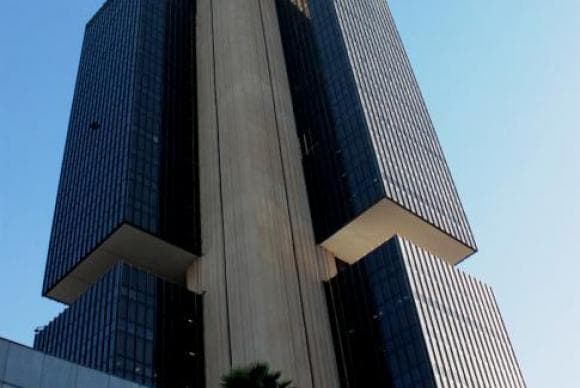 Mercado financeiro reduz projeção para inflação e PIB