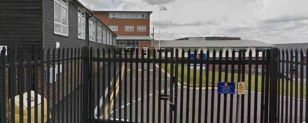 Estudante do ensino fundamental é expulsa da sala na Inglaterra por não usar sutiã e “distrair professores”