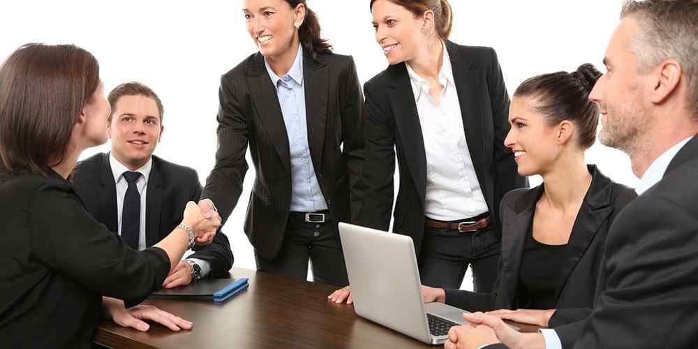 Funcionários trabalham melhor sem chefe? Estudo revela que grupos tomam melhores decisões na ausência de líderes