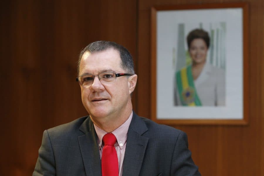"Motoqueiro" de Dilma, ex-ministro Carlos Gabas, ganha cargo comissionado de R$ 21 mil no Senado