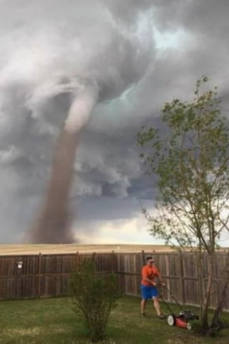 FOTO: Calma de homem que cortou grama em tornado viraliza