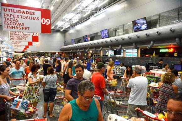 Prévia da inflação oficial fecha negativa em 0,18%, a menor em quase 20 anos; IBGE registra queda de preços em vários setores