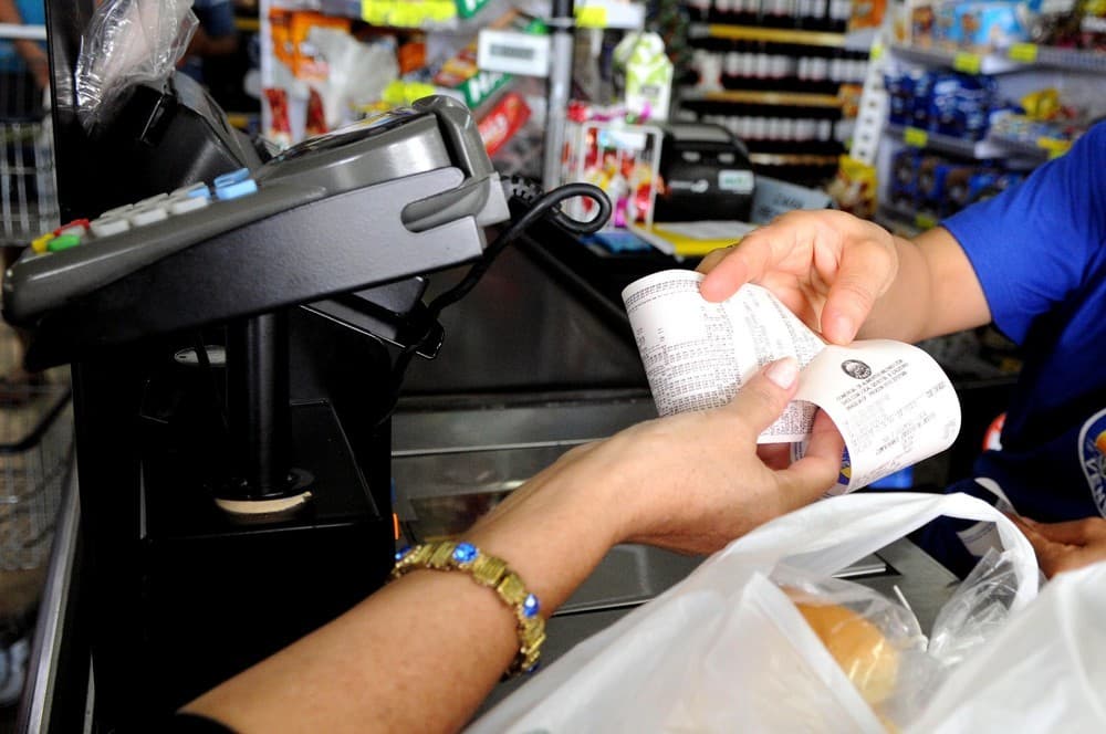 MENOR TAXA DESDE 1998: Crise, boa safra e conta de luz puxam inflação para baixo, dizem economistas