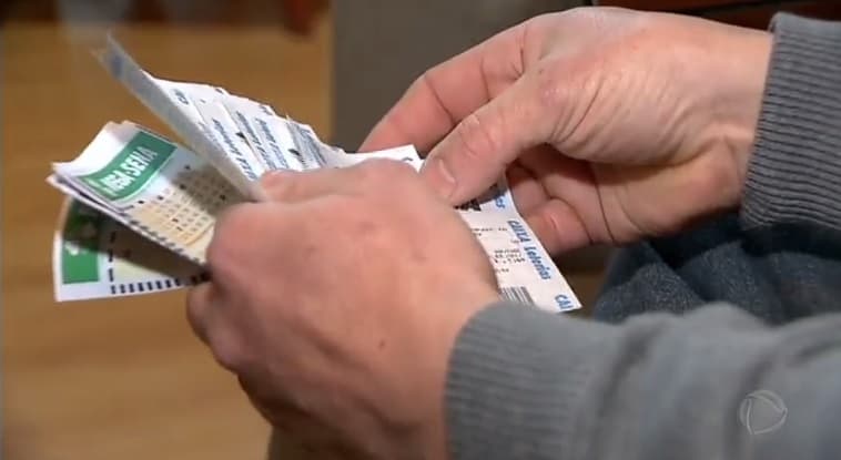 VÍDEO: Apostador gaúcho ganha prêmio na loteria mas joga, por engano, bilhete no lixo no valor de R$ 3 milhões