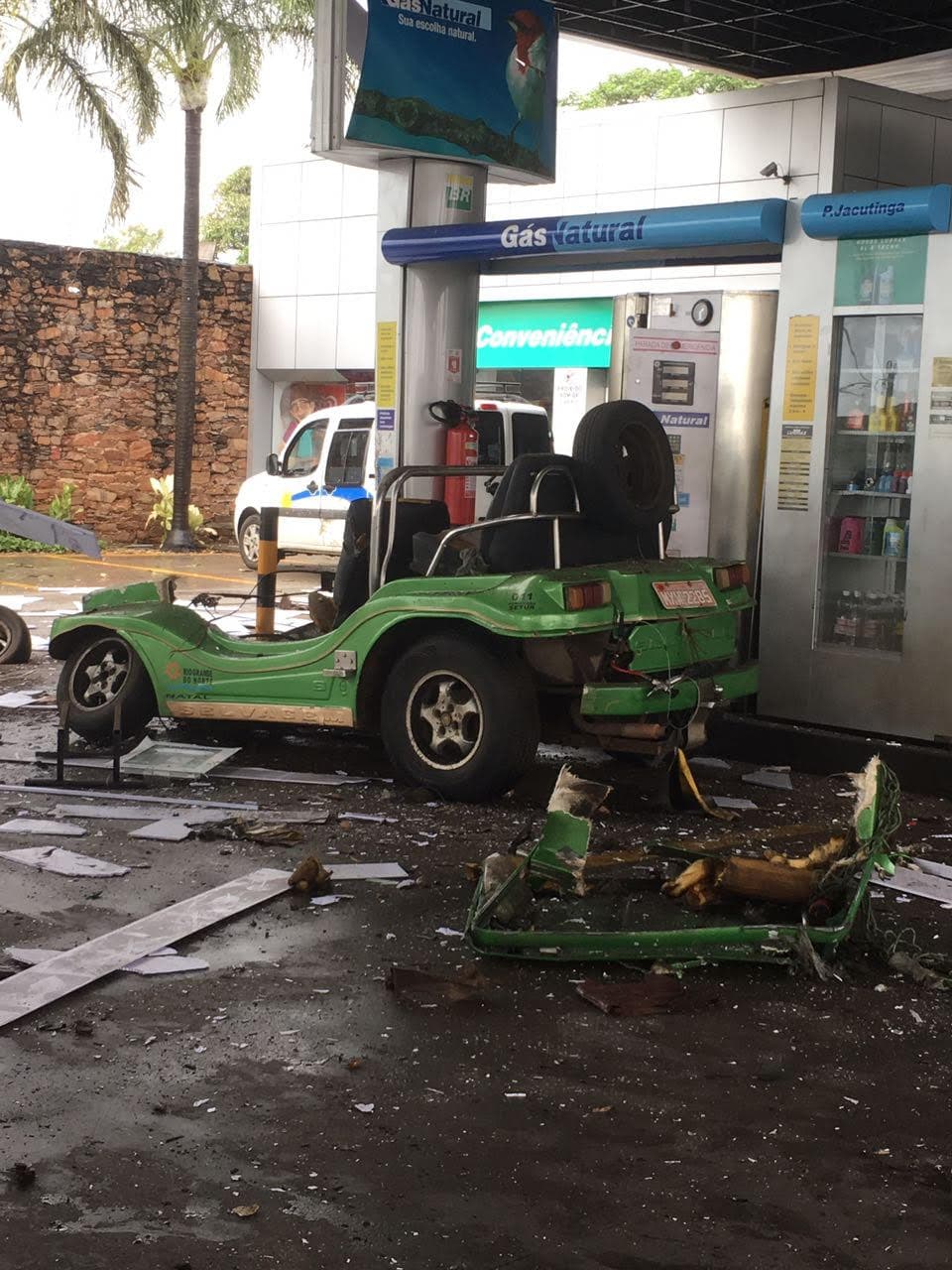 Buggy explode em posto na Roberto Freire