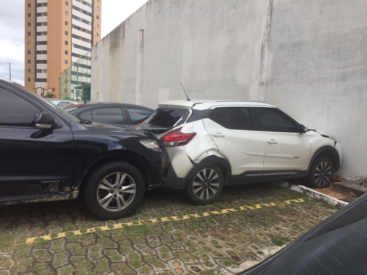 Condomínio confirma que vaga estava autorizada para familiar do cantor usar, e que ele é "tumultuador"