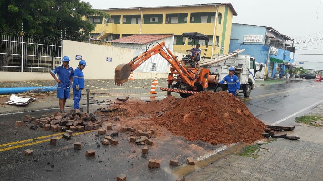 FOTO: Caern realiza reparo em buraco aberto em pista na Zona Norte