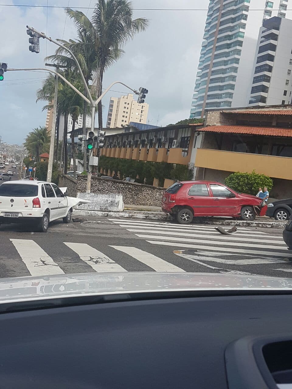 FOTOS: Em sexta de pancadas de chuvas em Natal, acidentes são registrados na BR-101 e na "Ladeira do Sol"