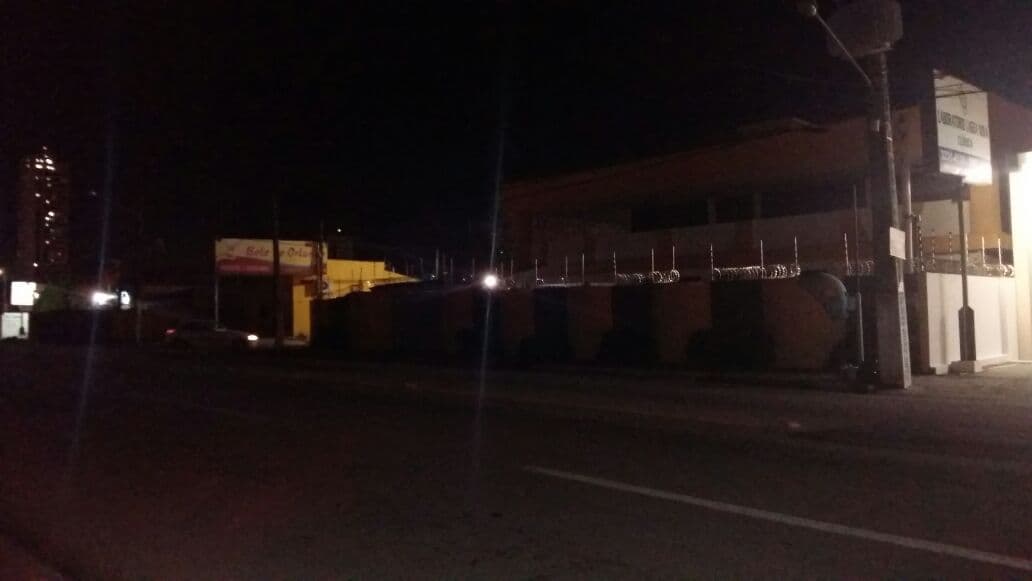 FOTOS: Leitor reclama de postes apagados há semanas em trecho da Jaguarari, e consequente risco de insegurança