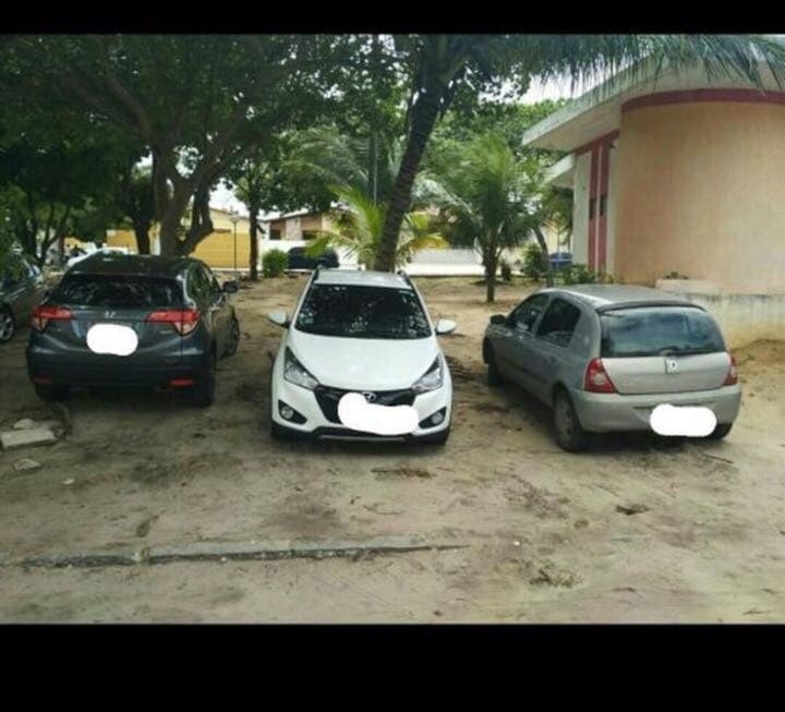FOTO: Advogada é multada por estacionar veículo em "jardim público" em Natal; entenda