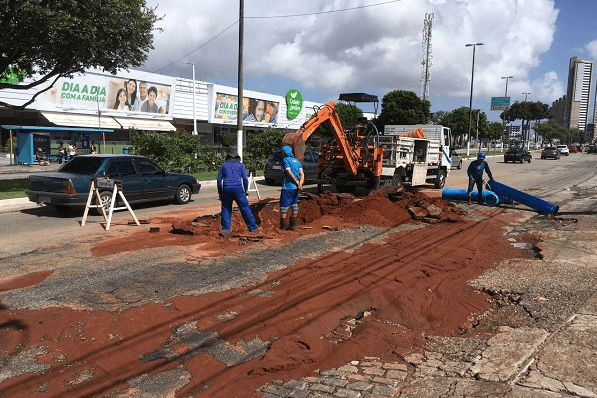 Tubulação rompe e abre cratera na Av. Roberto Freire