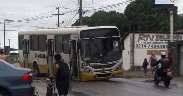 FOTO: Ônibus cai em buraco na Zona Norte de Natal