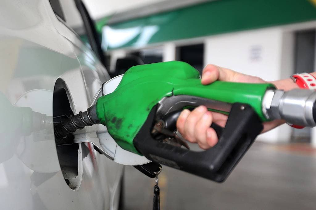 Petrobras reduz em 2% preço da gasolina nas refinarias
