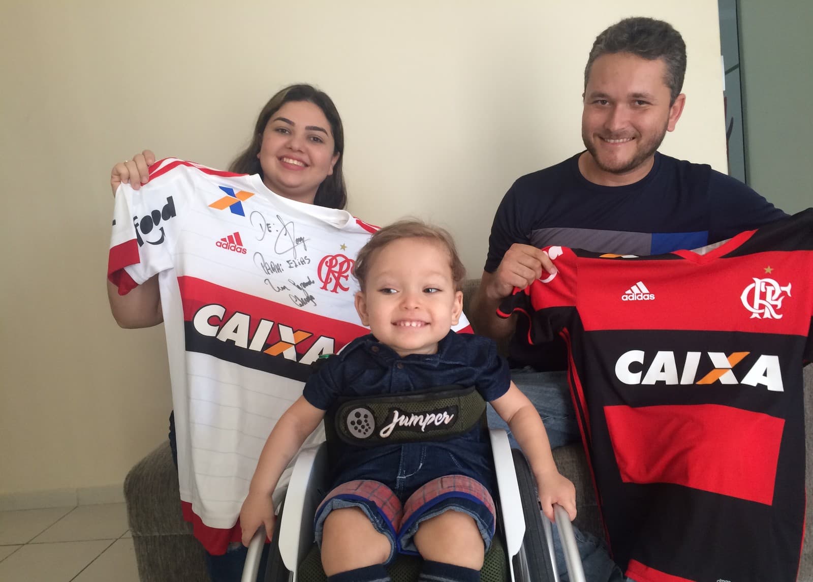 Família em Natal vai leiloar camisas do Flamengo para bancar tratamento do filho, destaca reportagem
