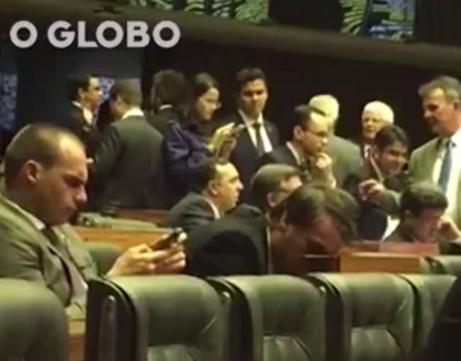 VÍDEO: Jair Bolsonaro dorme no plenário durante votação na Câmara